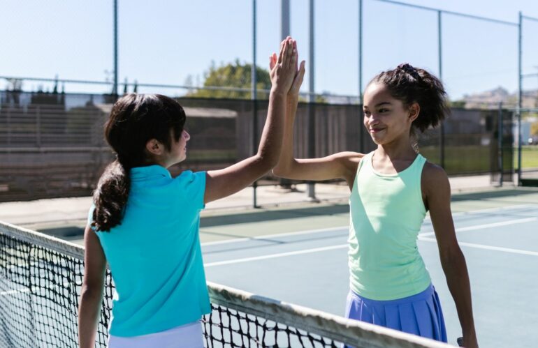 Qui parmi vous est fan de tennis ? Eh bien, il y a de bonnes nouvelles pour vous ! La scène tennistique mondiale va à nouveau mettre en lumière notre beau pays, Madagascar. Dès le 23 septembre, deux circuits ITF World Tennis juniors, destinés aux joueurs de moins de 18 ans, prendront place au Club Olympique de Tananarive, à Ilafy. Si vous êtes curieux de savoir ce qui vous attend, lisez la suite !